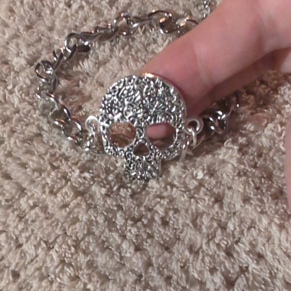 8 inch Silver Skull Bracelet with 2 inch extension - Picture 1 of 4